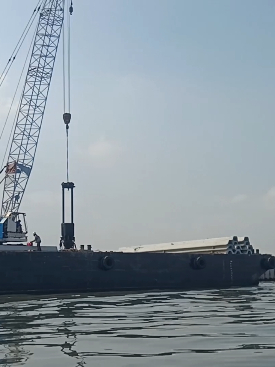 Info-info Cing! Proses Betonisasi Pagar Laut di Pesisir Cilincing Di informasikan oleh nelayan setempat, betonisasi pagar beton tetap dilanjutkan meski telah ditentang nelayan, sebab panjang betonisasi melebihi area batas tangkap nelayan.  #cilincinginfo #jakartautara #infoinfocing 
