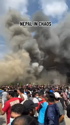 Demo Nepal chaos, Menteri dalam negeri, Perdana Menteri, hingga Presiden Ram Chandra Poudel mengundurkan diri pada Selasa (9/9/2025) setelah gelombang protes antikorupsi meluas dan berujung bentrokan dengan aparat.  Massa Gen Z Bakar Rumah Politisi hingga Gedung Parlemen. Kerusuhan dipicu larangan penggunaan media sosial dan penerapan jam malam, yang memicu kemarahan publik hingga menewaskan 19 orang serta melukai ratusan orang.  Meski larangan media sosial akhirnya dicabut, unjuk rasa justru semakin meluas. Bentrokan terjadi di banyak kota, disertai aksi pembakaran, penyerangan, dan pelanggaran jam malam. Polisi menyebut banyak warga menolak mundur dan bertindak agresif terhadap fasilitas umum serta pejabat pemerintah. Repost @babesumbar #Nepal #Demo