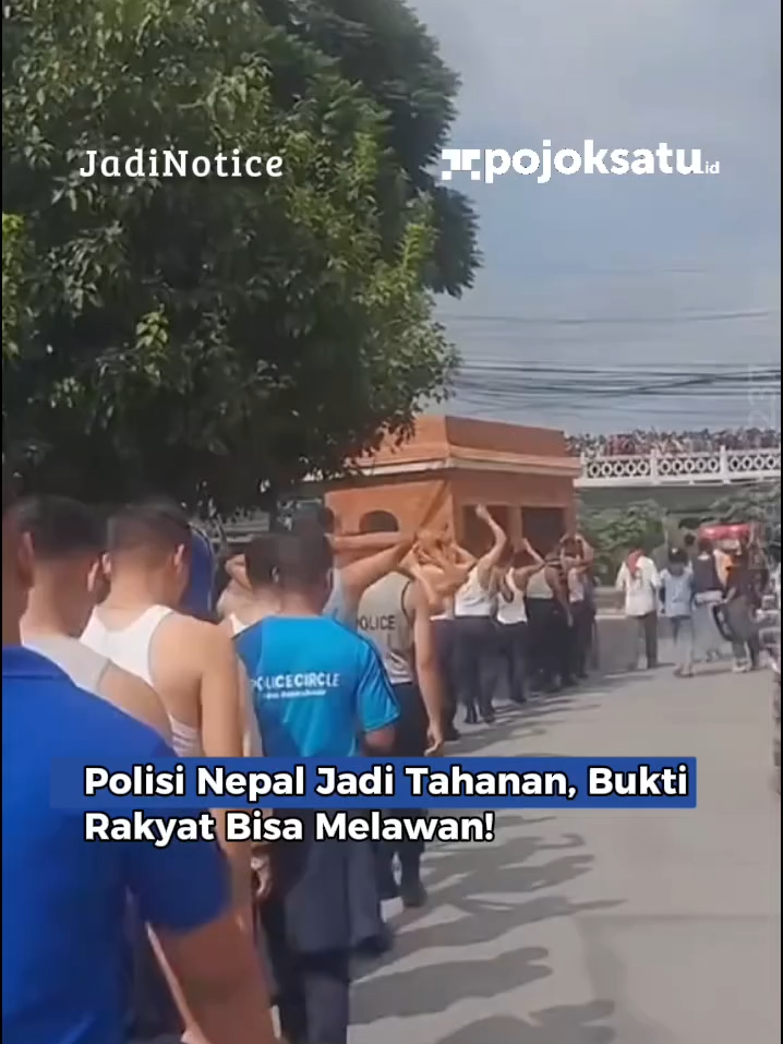 Demonstrasi besar di Nepal berhasil menumbangkan Presiden Ram Chandra Poudel dan Perdana Menteri Sharma Oli pada sejak Senin 8 September 2025. Gelombang protes yang diinisiasi oleh Gen Z ini dipicu oleh rezim korup dan pemblokiran sosial media di sana. Setelah ketegangan terjadi, massa berhasil memasuki Gedung Dewan Perwakilan Rakyat Nepal dan membakar bangunan tersebut. #pojoksatu #tiktokberita