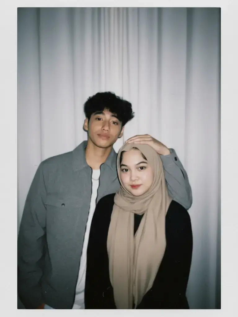 @️:Search “Google gemini AI” di browser Terus masukin foto kamu + idol abis itu masukin prompt. Teks prompt nya : Buatlah gambar yang diambil dengan kamera Polaroid. Foto tersebut harus terlihat seperti foto biasa, tanpa subjek atau properti yang jelas. Foto tersebut harus memiliki sedikit efek blur dan sumber cahaya yang konsisten, seperti lampu kilat dari ruangan gelap, yang tersebar di seluruh foto. Jangan ubah wajah. Ganti latar belakang di belakang kedua orang tersebut dengan tirai putih. Dengan cowo itu menyentuh kepala saya.