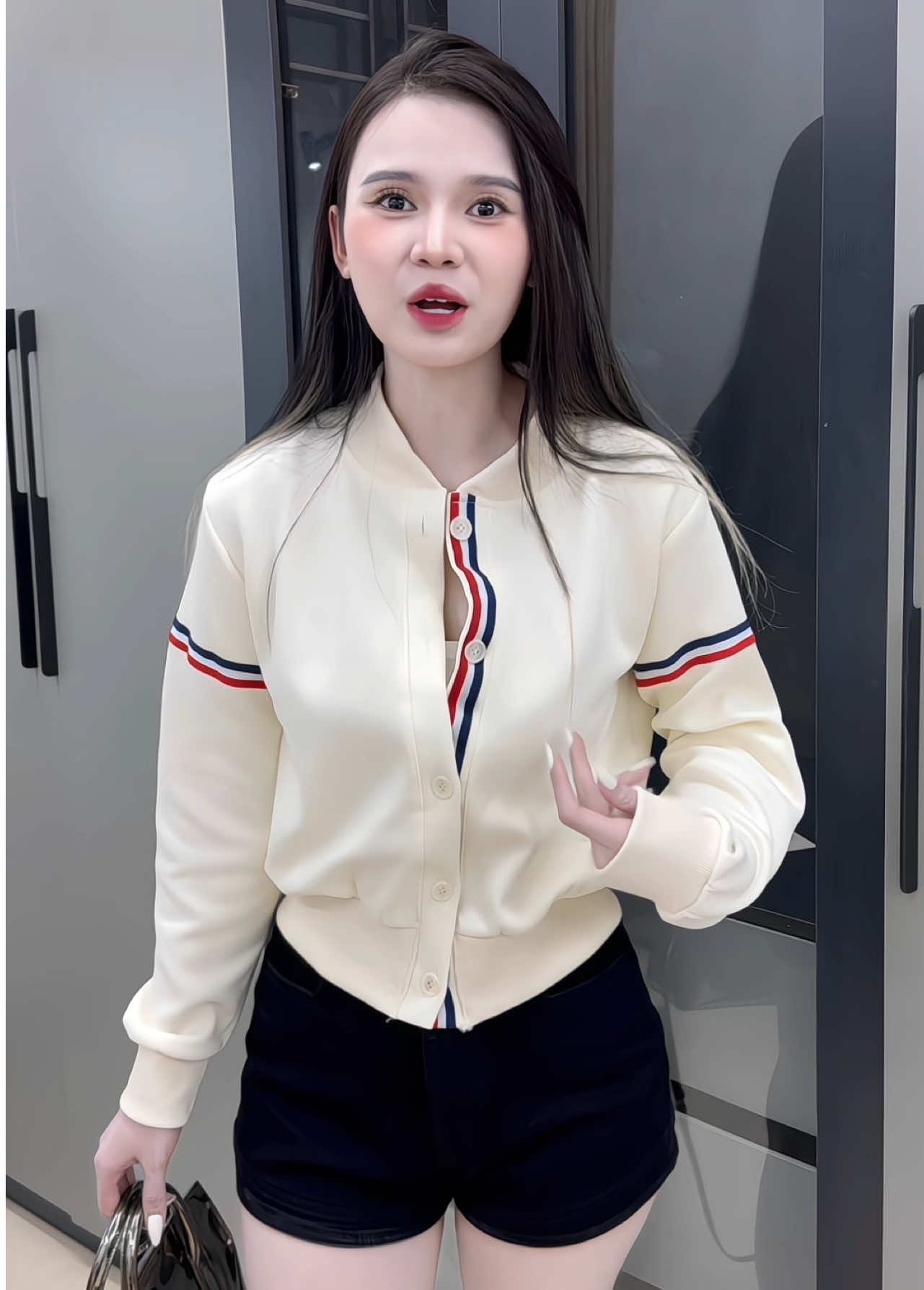 Áo khoác bomber nữ đẹp mà hạt dẻ quá chừng