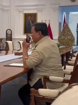 Pada siang hari ini, Presiden Prabowo Subianto berbincang langsung dengan Emir Qatar Yang Mulia Sheikh Tamim bin Hamad Al-Thani, lewat sambungan telepon.   Dalam perbincangan ini, Presiden Prabowo menanyakan kondisi terkini di Qatar pasca-serangan Israel ke Doha, Qatar, pada 9 September 2025.      Serangan Israel ke Doha ini merupakan pelanggaran keras terhadap hukum internasional, termasuk Piagam PBB, pelanggaran terhadap kedaulatan Qatar.