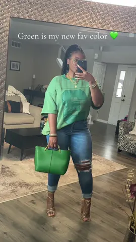An oversized tee + jeans, heels and a cute bag! 💚 I love it! #midsizefashion #OOTD #tiktokshopcreatorpicks #fashion #tts 