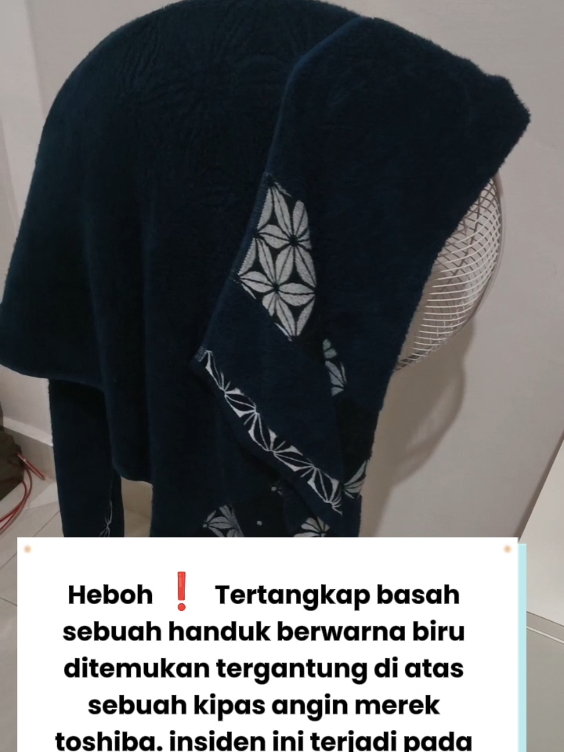 Sebuah handuk ditemukan tergantung pada sebuah kipas angin merek toshiba peristiwa ini terjadi pada rabu 10/09/2025 . #viral #fyp #beritaviral #trending #berita 