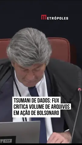 O Supremo Tribunal Federal (#STF) retomou, às 9h10 desta quarta-feira (10/9), o julgamento do ex-presidente Jair #Bolsonaro (PL) e mais sete aliados acusados de planejar uma tentativa de golpe para impedir a posse de Luiz Inácio Lula da Silva (PT) em 2022. O julgamento tem placar de 2 x 0 pela condenação dos réus, com votos dos ministros Alexandre de Moraes e Flávio Dino, e foi retomado com o voto de Luiz Fux. Durante o voto, o magistrado criticou o volume de arquivos em ação de Bolsonaro: 