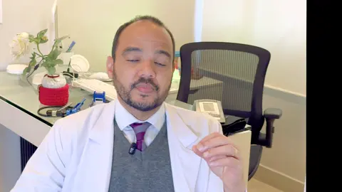 O uso de medicamentos como Wegovy, Mounjaro, Ozempic e Saxenda sem acompanhamento médico adequado representa riscos significativos à saúde. Esses medicamentos, frequentemente usados para controle de peso e tratamento do diabetes tipo 2, podem causar efeitos colaterais graves como náuseas, vômitos, desidratação, constipação e até hipoglicemia. Além disso, cada paciente tem um perfil metabólico e histórico clínico específico, tornando essencial a supervisão médica para ajustar doses e prevenir complicações. O uso indiscriminado desses medicamentos pode levar a desgaste muscular, deficiência nutricional, problemas gastrointestinais e outras complicações graves. Por isso, é fundamental que o tratamento seja acompanhado por endocrinologistas ou especialistas qualificados, garantindo eficácia, segurança e personalização do cuidado.