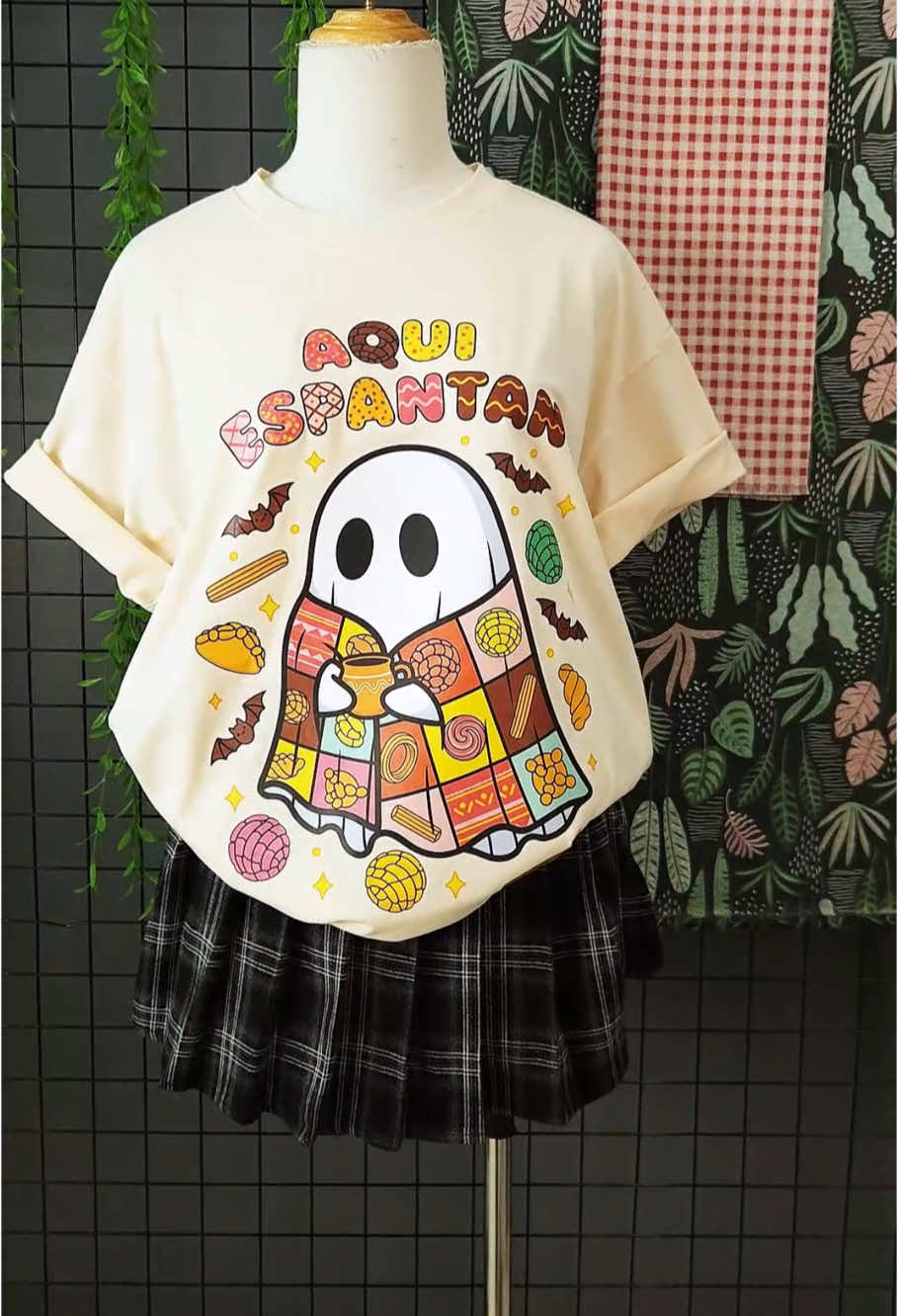 👻 Aquí espantan pero con estilo ✨ Cute patchwork ghost for spooky Latinas 🎃 #mexican #mexico #ghost #conchas #espooky #pandulce #pandulcemexicano #halloween #spookyseason #halloweencostume #dealsforyoudays #trending #fyp 