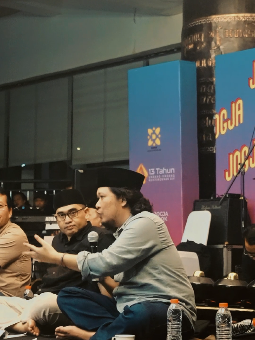 ✨ Malam penuh makna di Jogja Book Fair 2025 ✨ Sinau Bareng “Migunani” bersama Kiai Kanjeng & Sabrang Mowo Damar Panuluh sukses menghadirkan suasana hangat, penuh hikmah, serta sarat inspirasi. 🎶📖 Terima kasih untuk semua yang sudah hadir dan ikut larut dalam alunan musik, pemikiran, dan kebersamaan yang menyejukkan hati. 🌟 Sampai jumpa di rangkaian acara Jogja Book Fair berikutnya! 💫 @Ikatan Penerbit Indonesia DIY  #JogjaBookFair2025 #SinauBarengMigunani #KiaiKanjeng #Sabrang #fyp