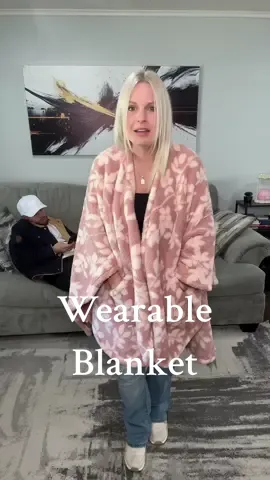 IT HAS POCKETS TOO! 🙌🏻😍 #tiktokshopcreatorpicks #sherpa #wearableblanket #viral 