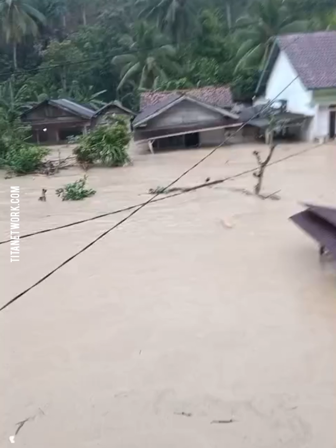 Banjir melanda Pemangku gunung sari, pekon banding agung kec. suoh Lampung Barat pada pukul 15:30 #beritaterkini  #banjirlampunghariini  #banjirlampung #banjirlampungbarat 