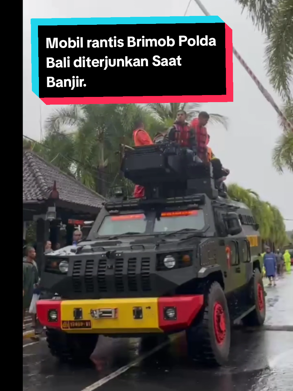 “Mobil rantis Brimob Polda Bali diterjunkan atas perintah Kombes Pol Rachmat Hendrawan untuk membantu evakuasi masyarakat saat banjir besar melanda Pulau Bali, Rabu (10/9/2025).” #banjir #bali #fyppppppppppppppppppppppp #fypage #fypp 
