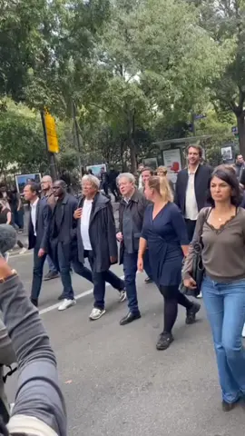 Mouvement « Bloquons tout » : Le 10 septembre 2025, le mouvement « Bloquons tout » organise une journée de grève et de blocages à travers la France pour protester contre la politique économique du gouvernement et le budget du Premier ministre démissionnaire François Bayrou. Des rassemblements ont lieu dès le matin dans des villes comme Paris, Marseille, Lyon et Nantes, avec des actions de blocage dans les transports, l’aéroport de Nantes, plusieurs autoroutes, ainsi que des établissements scolaires et des dépôts de carburant. Le gouvernement a déployé environ 80 000 policiers et gendarmes à travers le pays, tout en annonçant une politique de « tolérance zéro » face aux blocages. Les réactions politiques sont partagées : certains partis d’opposition et syndicats soutiennent le mouvement, tandis que d’autres, notamment du côté gouvernemental, critiquent les méthodes employées. Du côté des citoyens, les avis sont également divisés : certains expriment leur solidarité avec les manifestants, tandis que d’autres déplorent les perturbations affectant leur quotidien, notamment dans les transports et l’accès à des sites stratégiques. La situation continue de susciter un large débat à travers le pays.  #bloquonstout #greve #mobilisation #protestation #lafranceinsoumise 