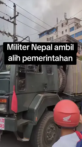 Nepal Darurat Militer!  Militer akhirnya mengambil alih pemerintahan setelah situasi di negara tersebut dilanda kerusuhan yang terus meluas dan memaksa Presiden Chandra Poudel dan PM Sharma Oli mundur.  #nepal #demo #genz #daruratmiliter #viral #fyp 