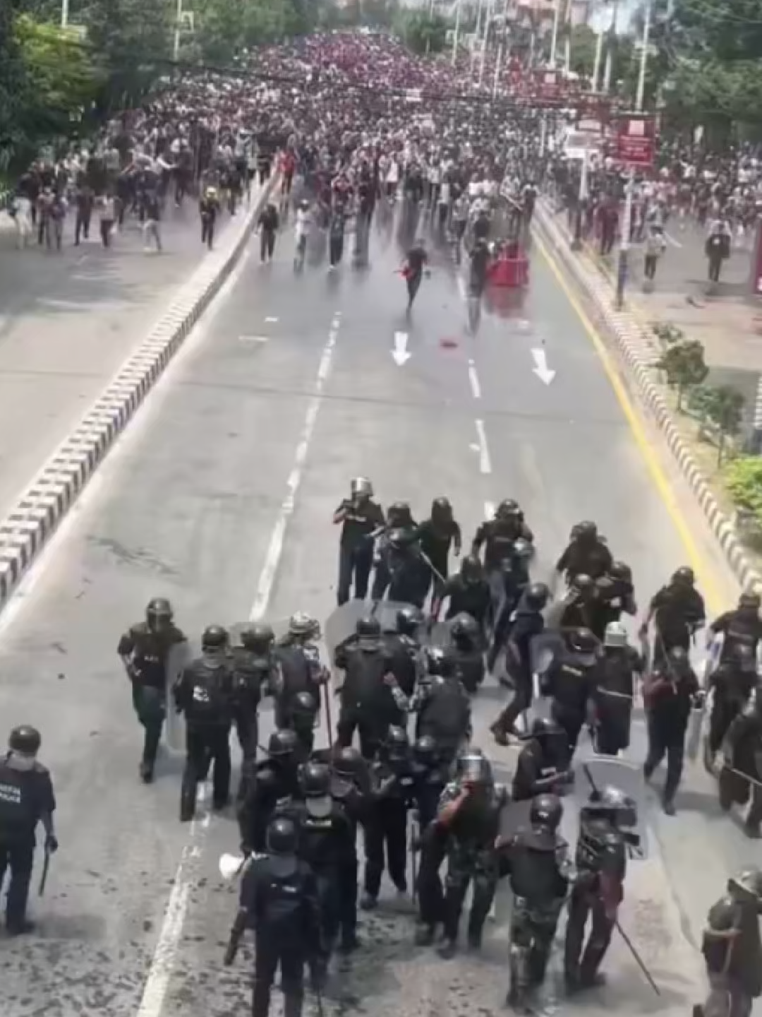 🚨 Caos en Nepal: estallido de la revolución Gen Z tras veto digital, dimite el primer ministro y el ejército ocupa el parlamento 🇳🇵Nepal vive una revuelta histórica liderada por la Generación Z tras el veto a 26 redes sociales y años de corrupción. Las protestas, inicialmente pacíficas, derivaron en incendios, choques con la policía y 19 muertos, incluida la esposa de un ex primer ministro. La presión forzó la dimisión de K.P. Sharma Oli, mientras el Ejército impuso toque de queda y control militar. Aunque el gobierno levantó el veto digital, el movimiento juvenil sigue firme, exigiendo un cambio profundo en el país 📲 ¡Síguenos para no perderte las noticias que nadie se atreve a contar! #nepal #revolucion #GenZ #vetodigital #ejército