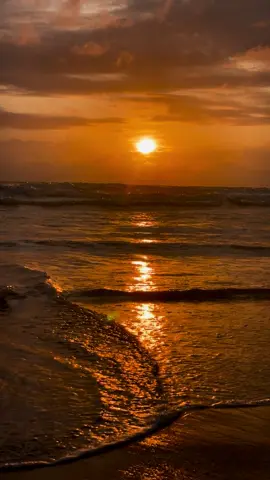 මට ආයෙ ඕනා.. නුඹ ගාව ඉන්නෝනා! 🧡 #sunsetvibes #beach #foryou #raveentharuka #trendingsong 