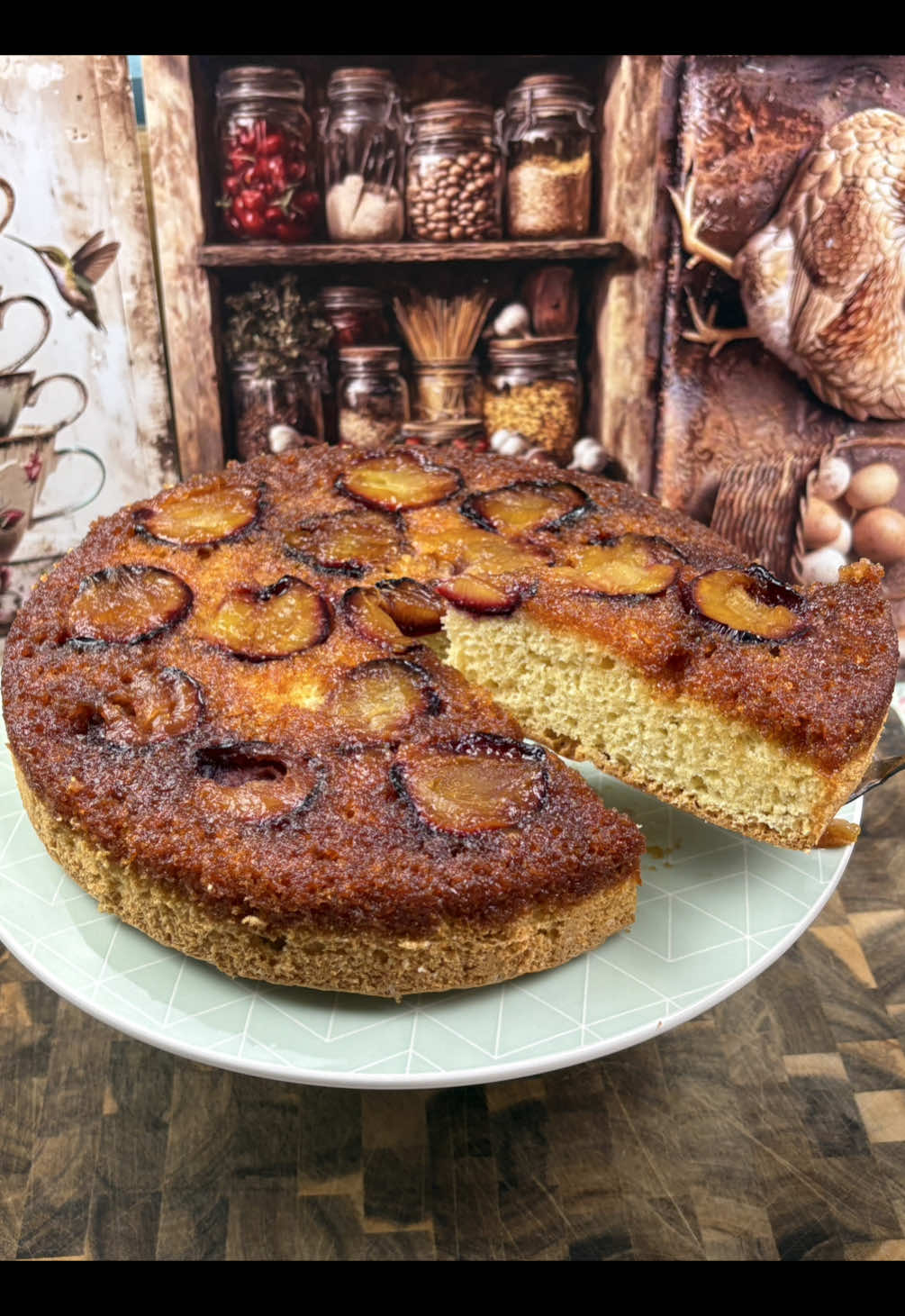 Prăjitură răsturnată cu prune.  Reteta in linguri fara cantar. Reteta 5 oua 13 linguri de zahar 11 linguri de faina putina sare 1/2 plic praf de copt vanilie 7-8 prune Pentru caramel 180gr de zahăr #prajitura #prajiturarasturnata
