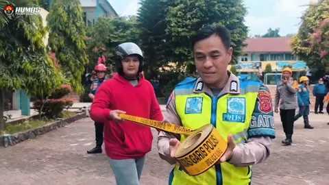 Cileungsi, Bogor - Atap salah satu gedung di SMKN 1 Cileungsi roboh pada Rabu, 10 September 2025 siang. Kejadian ini segera ditanggapi oleh tim gabungan dari Polsek Cileungsi Polres Bogor, Damkar Rescue, dan BPBD untuk melakukan evakuasi serta pengamanan lokasi. Kapolsek Cileungsi, Kompol Edison, terlihat langsung membantu upaya evakuasi korban yang terdampak reruntuhan. Selain membantu penyelamatan, Kompol Edison juga memberikan arahan kepada para siswa agar menjauh dari lokasi kejadian untuk memastikan keselamatan mereka. Sementara itu, tim dari Damkar Rescue, BPBD, dan instansi terkait lainnya fokus mengamankan barang-barang yang tertimpa reruntuhan atap. @listyosigitprabowo @kapolresbogor @kapolda.jawabarat @berita_polisi_terkini @polisi_indonesia @humaspolresbogor @humaspoldajabar @divhumapolri @birosdmpoldajabar @kecamatancileungsi @satpolpp.keccileungsi @kabupaten.bogor @jku_polmas_sektor5cileungsi @trc_rapicileungsi #kapolresbogor #humaspolri #poldajabar #kapolsekcileungsi #polresbogorkabupaten