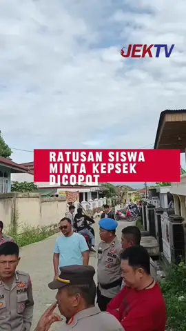 Ratusan Siswa SMAN 6 Kerinci Demo: Hampir 8 Bulan Kepsek Jarang Ke Sekolah.  Kerinci – Ratusan siswa SMA Negeri 6 Kerinci menggelar aksi demo di lingkungan sekolah, Senin (09/09/2025). Aksi tersebut menuntut agar Kepala Sekolah, Azwardi, segera dicopot dari jabatannya. Dalam orasi yang disampaikan, para siswa menilai kepala sekolah jarang hadir ke sekolah sehingga berdampak pada jalannya proses belajar mengajar.  “Kami merasa tidak diperhatikan, sekolah sering tidak terurus karena kepala sekolah jarang hadir,” ungkap salah seorang siswa.  #kerinci #SMAN6Kerinci