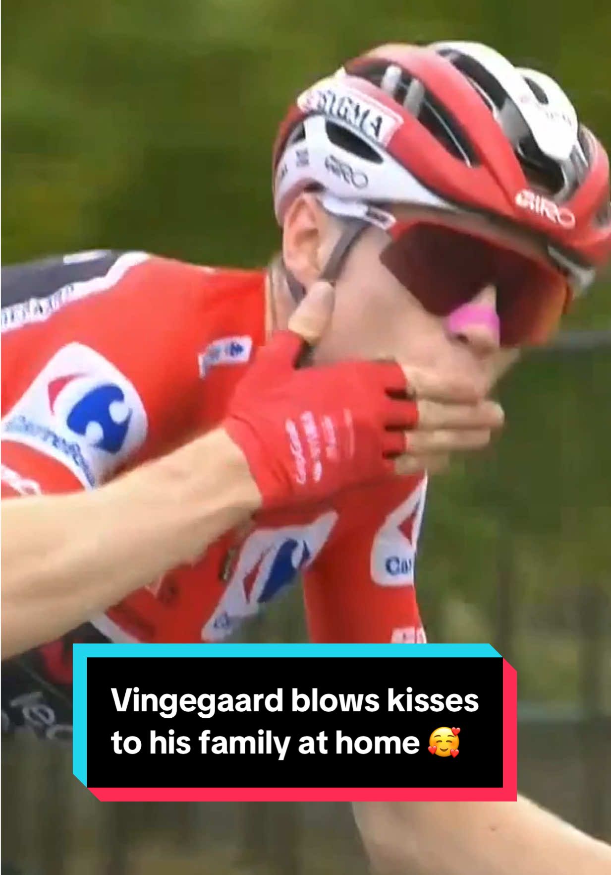 A wave and a kiss from Jonas Vingegaard to his family watching at home 👋😘