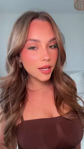 Petit tuto makeup💚 Produits utilisés :  Bronzer, blush, mascara, crayon yeux, highlighter, gloss @YSL Beauty (produits offerts)  Fond de teint @Armani beauty  Anti cerne @Fenty Beauty  Poudre @Charlotte Tilbury 