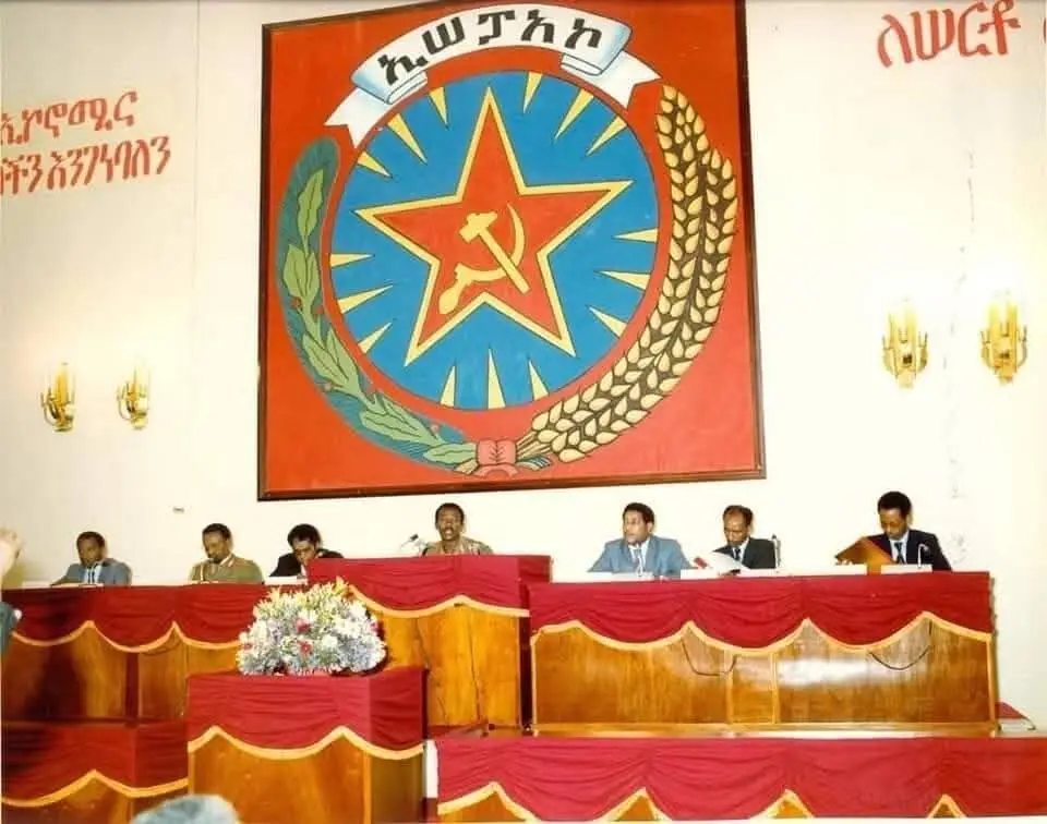ልክ የዛሬ ፵፩ ዓመት፣ ደርግ ከአጼ ኃይለሥላሴ መንግሥት ስልጣን የተረከበበትን ፲ኛ የአብዮት በዓልና የኢትዮጵያ ሠራተኞች ፓርቲ (ኢሠፓ) ምስረታ በይፋ የታወጀበት ቀን። ለዓል ማክበሪያ በትንሹ አንድ መቶ ሃምሳ ሚሊዮን ብር ወጪ ሆኗል (በአሁኑ ስሌት 30 ቢሊዮን ብር ሊሆን ይችላል)፡፡ በዚያን ጊዜ፣  በ19 ሚሊዮን ብር የኢሠፓ የጉባኤ አዳራሽ፣ የ“ትግላችን” ሀውልት፣ የአዲስ አበባ ከተማ ደማቅ መብራቶች፣ በልዩ ልዩ መፈክሮች፣ እንግዶች በሚንቀሳቀሱባቸው ዋና ዋና ጎዳናዎች ላይ ያሉ አሮጌ ቤቶች በግንብ አጥርና በትላልቅ የጨርቅ ሽፋኖች እንዲከለሉ ተደርገዋል፡፡ የክፍለ ሀገር ዋና ከተሞችና የአውራጃ ከተሞችም በመፈክሮችና በምስሎች አሸብርቀዋል፡፡ በዋና ዋና መንገዶች ላይ ያሉ የንግድ ድርጅቶችና የመንግሥት መስሪያ ቤቶች በሶስት ቀለማት (አረንጓዴ፤ ቢጫ፤ ቀይ) የተዘጋጁ አምፖሎችን እንዲያበሩ ታዘዋል፡፡ በየቀበሌው የተቋቋሙ የኪነት ቡድኖችም ኢሠፓን የሚያወድሱ መዝሙሮችን አፍልቀዋል፡፡ የኢትዮጵያ ቴሌቪዥን የነጭና ጥቁር ስርጭቱን ትቶ ወደ ሙሉ ቀለም ስርጭት ተሸጋግሯል። ኢሠፓ የተመሠረተው ጳጉሜ 5/1976 ነው፣ አስረኛው የአብዮት በዓል የተከበረው መስከረም 2/1977 ነው።  በዚያ ክብረ በዓል ላይ  - የምስራቅ ጀርመን ኮሚኒስት ፓርቲ ዋና ፀሐፊና የሀገሪቱ መሪ ጓድ ኤሪኽ ሆኔከር፣  - የየመን ዲሞክራቲክ ሪፐብሊክ (ደቡብ የመን) መሪ ጓድ ዓሊ ናስር አል-ሐሰን፣ - የዛምቢያ ፕሬዚዳንት ኬኔት ካውንዳ፣  - የዚምባቡዌ ፕሬዚዳንት ሮበርት ሙጋቤ፣  - የሞዛምቢክ ፕሬዚዳንት ሳሞራ ማሼልና የበርካታ የሶሻሊስትና የአፍሪቃ ሀገራት ልዑካን ተገኝተዋል፡፡  የበዓሉ አከባበር - በኢሠፓ ጉባኤ አዳራሽና በአብዮት አደባባይ በልዩ ትርዒትና ወታደራዊ ሰልፍ፣ “ኢሠፓ” የተመሰረተው ለአምስት ዓመታት ሰፊ ዝግጅት ከተደረገ በኋላ በ5ቀናት ጉባኤ ነው፣ ለፓርቲው ምስረታም በ1972 ዓም “የኢትዮጵያ ሰርቶ አደሮች ፓርቲ አደራጅ ኮሚሽን” (ኢሠፓአኮ) ህዝቡን በሶሻሊስታዊ ስርዓት እንዲያደራጅ ተመስርቶ ነበር፣ ኮሚሽኑን ማቋቋሙ ያስፈለገው “ኢሠፓ'ን ለመመስረት የሚቻለው ህዝቡን በማንቃትና በማደራጀት በአንድ ማዕከል ዙሪያ ካሰባሰቡ በኋላ ነው” በሚለው የኮሚኒስቶች ርዕዮተ-ዓለማዊ መርህ መሰረት ነው፡፡ የዚህ ኮሚሽን ተጠሪ በመሆን በየክፍለ ሀገሩ የተመደቡ ወኪሎች የየአካባቢው የበላይ ውሳኔ ሰጪዎች ነበሩ፣ የኮሚሽኑን ዓላማ “የኢሠፓአኮ ተልዕኮ ይሳካል” በሚል መፈክር የተደገፈ ነው።   በጉባኤው ማጠቃለያ በድርጅታዊ አሰራር የተዘጋጀ ምርጫ ተደርጎ ጓድ መንግሥቱ ኃይለማሪያም የፓርቲው ዋና ጸሐፊ ሆነው ከርሳቸው ጋርም 183 የማዕከላዊ ኮሚቴ አባላት ተመረጡ፡፡  የኢሠፓ አወቃቀርና አሠራር በሌሎች የሶሻሊስት ሀገራት ከታዩት ኮሚኒስት ፓርቲዎች ጋር ተመሳሳይ ነው፡፡ ፓርቲው የመንግሥት አስፈጻሚ አካላት የበላይ ነው፡፡ የፓርቲውና የአስፈጻሚ አካላቱ ግንኙነት የጎንዮሽ ሳይሆን ከላይ ወደታች የተዘረጋ መዋቅራዊ መልክ ነበረው፡፡ በመሆኑም ኢሠፓ በየትኛውም እርከን ላይ ላሉት አስፈጻሚ አካላት የበላይና አመራር ሰጪ ነው፡፡ ይህ አወቃቀር በሀገር አቀፍ፣ በክፍለ ሀገርና በአውራጃ ደረጃ የተዘረጋ ነው፡፡ በሀገር አቀፍ ደረጃ የነበሩት የሚኒስቴር መስሪያ ቤቶች አመራር የሚቀበሉት ከኢሠፓ ማዕከላዊ ኮሚቴ ጽ/ቤት ነው፡፡ በክፍለ ሀገርና በአውራጃ ደረጃ ያሉ መስሪያ ቤቶችም ከኢሠፓ ጽ/ቤት ነው አመራር የሚሰጣቸው፡፡ በመሆኑም የአውራጃና የክፍለ ሀገር የኢሠፓ ኮሚቴ አንደኛ ፀሐፊ ሆኖ የተመደበ ሰው በፕሮቶኮልም ሆነ በስልጣኑ ከሌሎች ተሿሚዎች ሁሉ ይበልጣል፡፡  የኢሠፓ መዋቅር በኢ-መደበኛ ሁኔታ ሁሉንም የመንግሥት መስሪያ ቤቶች አዳርሷል፡፡ በያንዳንዱ የመንግሥት መስሪያ ቤት፣ በማምረቻና ማከፋፈያ ድርጅቶችና በከፍተኛ የትምህርት ተቋማት ውስጥ “የኢሠፓ መሰረታዊ ድርጅት ጽ/ቤት” የሚባል መምሪያ ነበረ፡፡ የዚህ መሰረታዊ ድርጅት ዓላማ የኢሠፓን ርዕዮተ ዓለም ማስተማርና ከበላይ አካል የመጡ መመሪያዎች ተፈጻሚ መሆናቸውን መቆጣጠር ነው፡፡ ለፓርቲ አባልነት ብቁ የሆኑ ጓዶችን መልምሎ የአባልነት መታወቂያ የሚሰጠውም እርሱ ነው፣ ከ100,000 ያላነሱ አባላትም አፍርቷል፣ አባላቱ ከሲቪልም ሆነ ከጦር ሀይሉ የተመለመሉ ነበሩ። ኢሠፓ ፕሮፓጋንዳውን በፓርቲው ልሳን በሳምንታዊ “ሠርቶ አደር” እና በ'መስከረም' መጽሔት በኩል ያስተጋባ ነበር። የፓርቲው አባላት በሁለቱ ህትመቶች በወጡ ጽሑፎች ላይ የመወያየት ግዴታ አለባቸው፡፡ ኢሠፓ የደርግ መንግሥት ከስልጣን እስከተወገደበት ጊዜ ድረስ ለ7 ዓመታት ቆይቷል፣ እያንዳንዱ የፓርቲ አባል በመመሪያ “የሀገር ውስጥ ምርቶችን ማበረታታት አለብን” በሚል መነሻ በስራ ቀናት በቃሊቲ ጨርቃጨርቅ ፋብሪካ በሚመረተው ከካኪ የተሰፋ ሱሪና ኮት የመልበስ ግዴታ አለበት። - የፓርቲው ም/ዋና ፀሐፊ በይፋ ባይገለፅም ጓድ ፍቅረሥላሤ ወግደረስ - የርዕዮተ-ዓለም መምሪያ ሃላፊው ጓድ ሽመልስ ማዘንጊያ  - ጓድ ብርሃኑ ባይህ የውጭ ግንኙነት መምሪያ ሃላፊ - ጓድ ሸዋንዳኝ በለጠ የኢኮኖሚ ልማት መምሪያ ሃላፊ፤  - ጓድ ተካ ቱሉ የኦዲትና ቁጥጥር ኮሚሽን ሃላፊ፣  - ጓድ ደበላ ዲንሳ የማህበራዊ ጉዳዮች መምሪያ ሃላፊ፣  - ጓድ ሜጀር ጄኔራል ገብረየስ ወልደሃና የወታደራዊ ፖለቲካ ጉዳዮች መምሪያ ሃላፊ ነበሩ - ስልጣናቸው ገንኖ የነበረው ግን የድርጅት መምሪያ ሃላፊው ጓድ ለገሠ አስፋው ናቸው። በወቅቱም ኢሠፓ የምስረታ ጉባኤውን በሚያካሄድበት ከጳጉሜ1- 5/1976) ሀገሪቱ በከፍተኛ ድርቅ ከ5 ሚሊዮን የማያንሱ ዜጎች በትግራይ፣ በወሎ፣ በጎንደር፣ በኤርትራ፣ በሀረርጌና በባሌ ክፍላተ ሀገር በቸነፈር ተጠብሰው በሞት አፋፍ ላይ ነበሩ፡፡ አንዳንድ የሀገር ተቆርቋሪዎች መንግሥት የፓርቲ ምስረታ ጉባኤውን ለሌላ ጊዜ እንዲያስተላልፍና የ10ኛ አብዮት በዓልን እንዲያስቀር ቢወተውቱም ሰሚ አላገኙም፡፡ የወቅቱ መንግሥት የድርቁ መኖር ከታወቀ በአብዮት በዓል አከባበሩ ላይ ጥላውን ያጠላል በማለት የምዕራብ ሀገራት የዜና አውታሮች ወደ ሀገር ውስጥ እንዳይገቡ ከልክሎአቸው ነበር፡፡ ይሁንና አንዳንድ ሚዲያዎች የዜና ዘጋቢዎቻቸውንና የቪዲዮ ሪፖርተሮቻቸውን በድብቅ ወደ ሀገር ውስጥ በማስረግ የዓለም ህዝብ አስከፊውን ድርቅ እንዲያየው አድርገዋል፡፡ በነዚያ ሪፖርተሮች የተቀረጹ ምስሎችን የተመለከቱ የዓለም ህዝቦች ለድርቅ የተጋለጠውን ኢትዮጵያዊ ረሀብተኛ ለመታደግ በስፋት ተንቀሳቅሰዋል (በሰር ቦብ ጊልዶፍ አስተባባሪነት የተሰባሰቡ የዓለማችን እውቅ አርቲስቶች Live Aid የተባለውን የሙዚቃ ዝግጅት ያቀረቡት ያኔ ነው፡፡ አርቲስቶቹ በዝግጅቱ ላይ በጋራ ያዜሙት We are the world የተሰኘው ዜማ ከምንጊዜም ምርጥ ዜማዎች መካከል አንዱ ሆኖ ተመዝግቧል)፡፡   የደርግ መንግሥት በህጋዊ መንገድ ፈቅዶላቸው የመጡ ጥቂት የሶሻሊስት ሀገራት ዘጋቢዎች ደግሞ “ድርቅ በመቶ ሺህ የሚቆጠር ህዝብ እየቀጠፈ ለዚህ በዓል ከፍተኛ በጀት መመደብ አግባብ ነውን?” የሚል ጥያቄ በይፋ በማቅረብ የሀገሪቱን ከፍተኛ ባለስልጣናት አጨናንቀዋል፡፡ በመሆኑም የአብዮት በዓሉ ሲፈጸም መንግሥት በድርቅ የተጎዳውን ህዝብ ለመታደግ መንቀሳቀሱ ግድ ሆኖበታል፡፡ ሆኖም የመንግሥት እርምጃ በጣም የዘገየ በመሆኑ አንድ ሚሊዮን የሚሆኑ ኢትዮጵያዊያን በዚያ አስከፊ ድርቅና ረሃብ አልቀዋል።