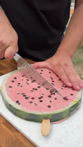 Справжнє морозиво з кавуна🍉 Кавун - 500 г Вершки - 100 мл Згущене молоко - 2 ст. л. Шоколадні крапельки - 20гр.  * Як приготувати: ﻿﻿﻿Відрізаємо скибочку кавуна і вирізаємо серцевину. Розрізаємо мʼякоть кавуна на невеликі кубики, блендер і проціжуємо від кісток. ﻿﻿﻿Додаємо вершки та згущене молоко. 6. Якщо хочете заповнити кірку кавуна як на відео, її потрібно рівно відрізати і вставити в бортики деревʼяні палички. Розміщуємо заготовку на рівну поверхню з бортиками та відправляємо в морозилку. 7. Кавунову масу теж відправляємо в морозилку на 1,5-2 години для часткового заморожування. Маса має стати густою, але не твердою. 8. Заливаємо шкірку кавуна підмороженою кавуновою масою, прикрашаємо ще крапельками шоколаду і відправляємо в морозильну камеру до повної заморозки.