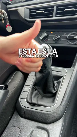 ⚡🚘 Esta es la forma CORRECTA de realizar los cambios en tu vehículo. Porque conducir bien no es solo mover la palanca, es tener el control, la técnica y la seguridad en cada movimiento. 🕹️✨ Aprende cómo hacerlo de la manera adecuada y evita malos hábitos que pueden dañar tu auto o ponerte en riesgo. 🚦💡 👉 Manejar seguro, es manejar inteligente.