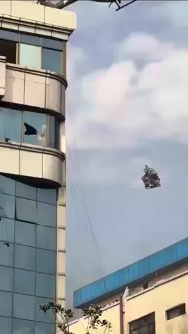 🇳🇵🚁 Helicóptero rescata a funcionarios nepalíes entre las protestas que azotan al país  Los funcionarios públicos abandonaron apresuradamente la capital de Nepal, aferrándose a un helicóptero de servicios de emergencia, se desprende del video grabado en Katmandú. Síguenos en PSExpress #noticias #protestas #nepal 
