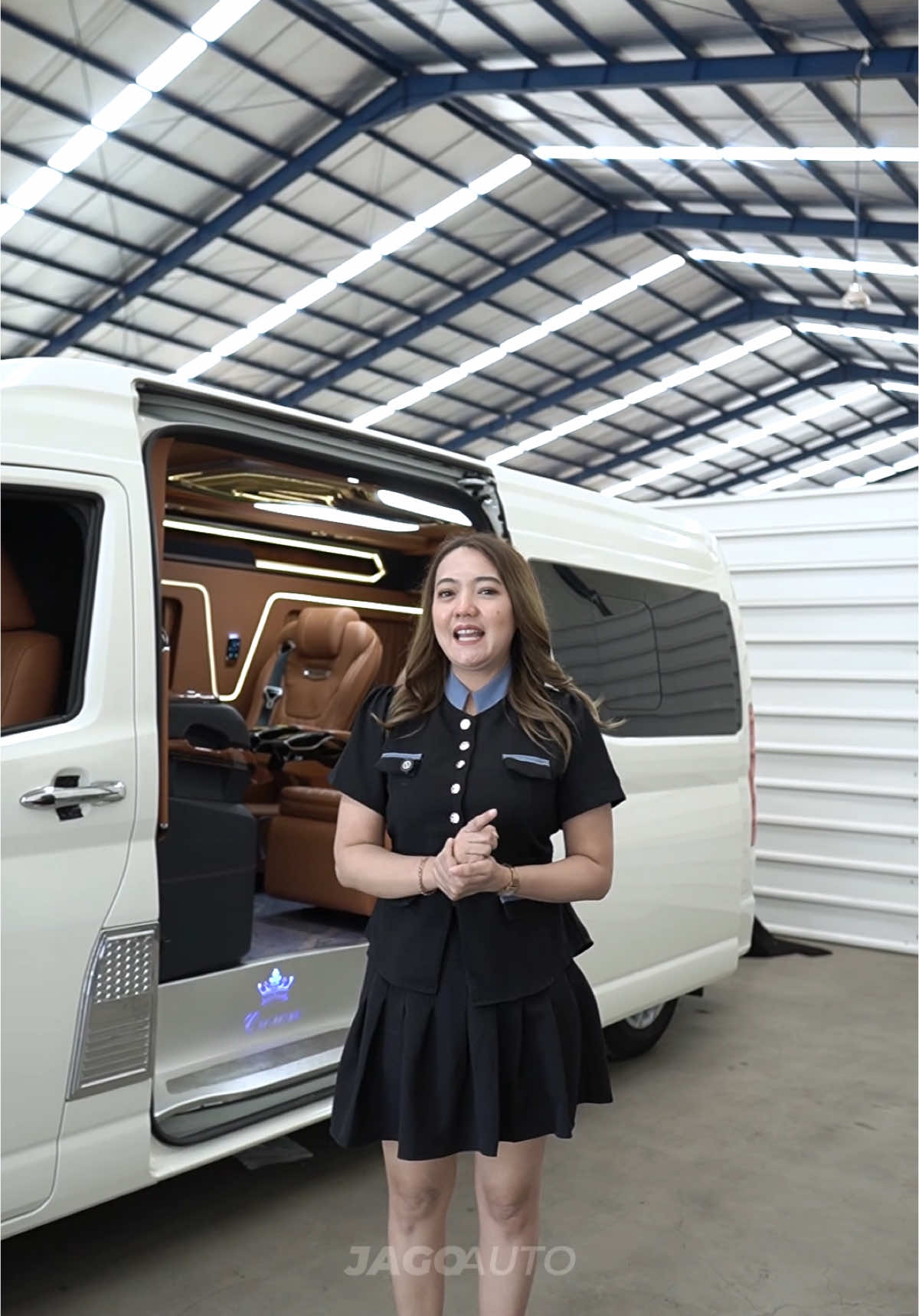 ✨ Toyota Hiace Premio Luxury ✨ Konfigurasi fleksibel 2-2-3 atau 2-3, menghadirkan kenyamanan kelas atas. 🚐 Interior dengan detail yang begitu mewah & elegan, menciptakan pengalaman berkendara layaknya VIP. 👑 Hanya di Jago Auto Semarang, pusat modifikasi Hiace terbaik. 💎 #HiacePremio #HiaceLuxury #JagoAuto #InteriorMewah #hiacesemarang #toyotahiac #nasmoco #toyotagazooracing 