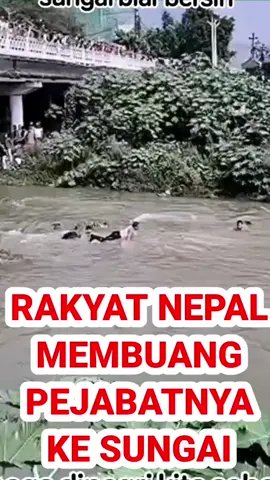 Rakyat nepal marah ke pejabatnya yang korup sampai pejabatnya dibuang ke sungai agar bersih dari korup. Sepertinya Rakyat Indonesia perlu belajar ke Rakyat Nepal.  @medantalk @nepal #nepal 