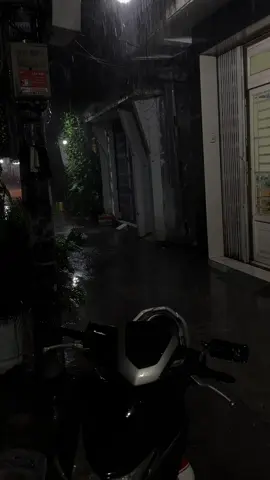 “Mưa rơi ngoài hiên, lòng người cũng nặng trĩu… có những nỗi buồn chẳng thể nói thành lời, chỉ biết lặng im nhìn mưa mà nhớ, mà thương, mà đau.”