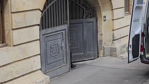 Cănd îți negociezi principiile devi trădător. Judecătorul de drepturi si libertati dupa Studierea actelor depuse la dosar si ascultarea pledoariile apăratorului si al inculpatului, dupa câteva minute de deliberări a emis mandatul de arestare preventivă de îndată   pe o perioadă de 30 de zile valabil de la data de 10.09.2025 pe numele inculpatului Alexandru Bălan arestat pentru infracțiunea de trădare. Decizia nu este definitivă  Inculpatul prin apărătorul  ales a depus contestatie in sala de judecata. Contestația urmând să se judexe la ÎCCJ.