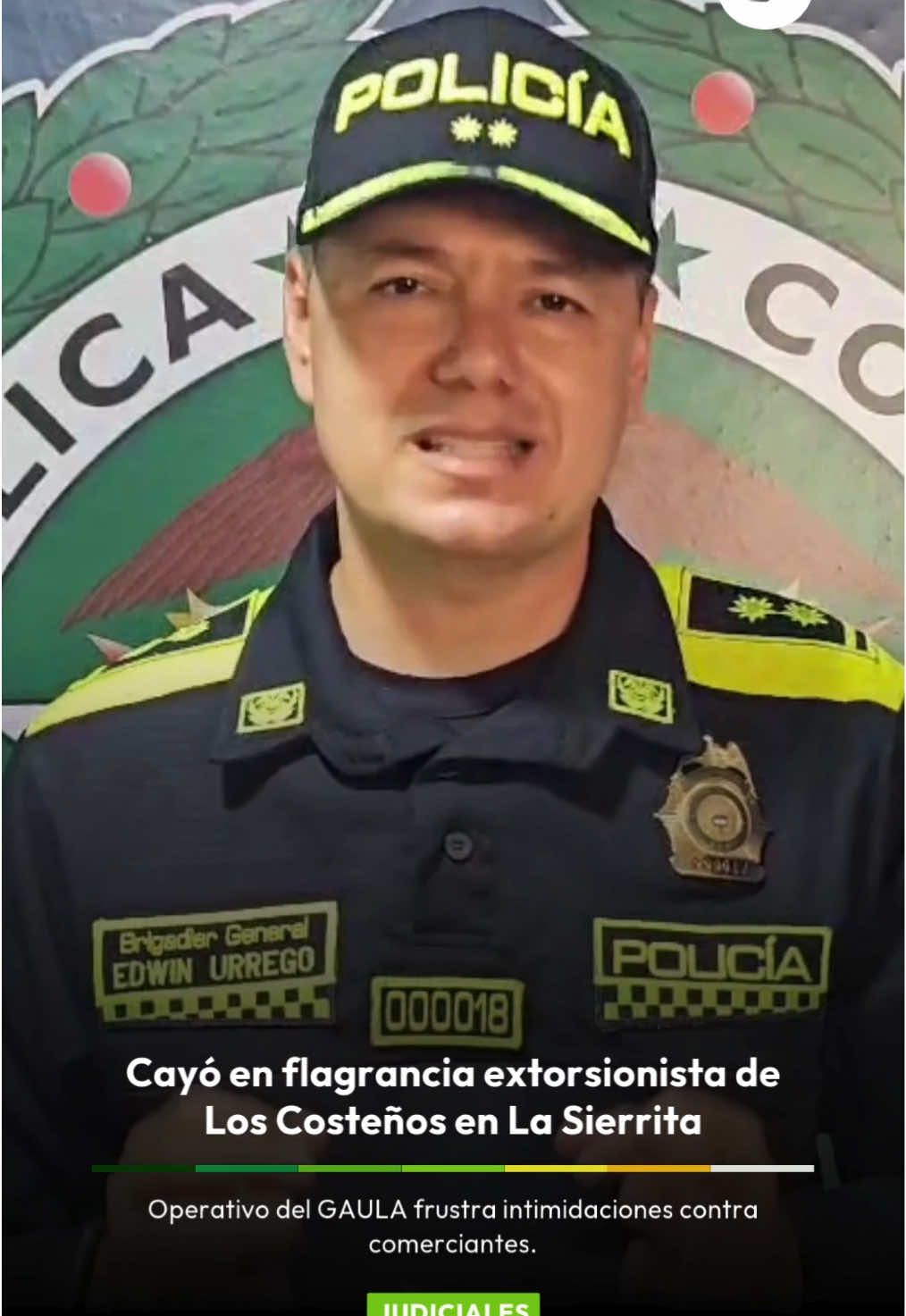 En un operativo del GAULA, fue capturado en flagrancia alias “Niño Alex”, presunto integrante del GDCO Los Costeños – subestructura BRC. 🔎 El hombre, de 32 años, fue sorprendido en vía pública en el barrio La Sierrita, portando una granada y cinco panfletos extorsivos que utilizaba para intimidar a comerciantes que no accedían a sus exigencias. Según la Policía, su modus operandi consistía en la entrega de panfletos y la realización de disparos contra locales en Las Américas, La Sierrita, El Santuario y La Victoria. 👮 El Brigadier General Edwin Masleider Urrego Pedraza destacó que esta captura es una muestra de la efectividad de los operativos que buscan frenar la extorsión y devolver la tranquilidad a la ciudadanía. #NoticiasCoopercom #Judiciales #Barranquilla #Seguridad