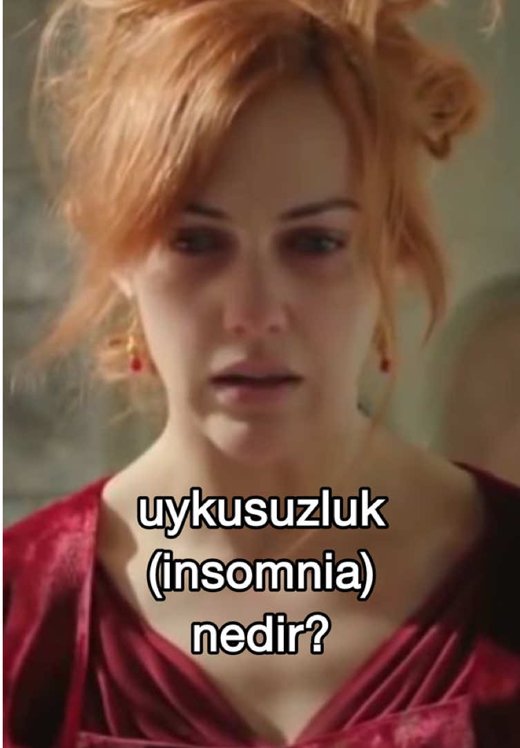 uykum geri gel. Kafaya Takıp Uyuyamama – İnsomnia – Uykusuzluk Bazen yatağa yatarsın, gözlerin kapalıdır ama beynin hâlâ çalışır: * “Bugün onu yanlış mı söyledim?” * “Yarın nasıl yetişeceğim?” * “Ya olursa, ya olmazsa?” İşte buna ruminasyon (sürekli düşünce döndürme) deniyor ve uykusuzluğun en büyük sebebi olabilir. İnsomnia (uykusuzluk) nedir? Psikolojide insomnia, uykuya dalmakta veya uykuyu sürdürmekte zorlanma halidir. Kısacası: yatağa girip saatlerce uyuyamamak ya da gece sık sık uyanmak. Nelere Dikkat Etmeli? 1. Uyku hijyeni → Yatmadan önce telefon, kahve, ağır yemek yok. 2. Rutin → Her gün aynı saatte yat-kalk. 3. Yatak=uyku → Yatakta film, telefon, iş yok. 4. Zihni boşalt → Yatmadan önce günlük yazmak, meditasyon veya nefes egzersizi yap. 5. Işık ve ortam → Loş ve serin bir oda uykuya yardımcıdır. Ne zaman destek alınmalı? * Uykusuzluk haftalarca sürüyorsa * Gün içi enerjini, işini/okulunu, ilişkilerini bozuyorsa * Kaygı, depresyon, panik atak belirtileri eşlik ediyorsa * İlaçsız yöntemleri denemene rağmen düzelmiyorsa O zaman bir psikolog veya psikiyatrdan yardım almak en doğru adımdır. Özet: Kafaya takıp uyuyamamak “sıradan bir huy” değil, psikolojide insomnia olarak bilinen bir uyku bozukluğu olabilir. Erken önlem almak hem ruh sağlığını hem de beden sağlığını korur. #psikoloji #uykusuzluk #insomnia #psikolojikdestek #terapi #bencepsikoloji #overthink #fyp #ruhsağlığı #kendinisev #ilişkiler #duygular #farkındalık #psikolojikbilgiler #psikolog #stres #odakproblemi #keşfet 