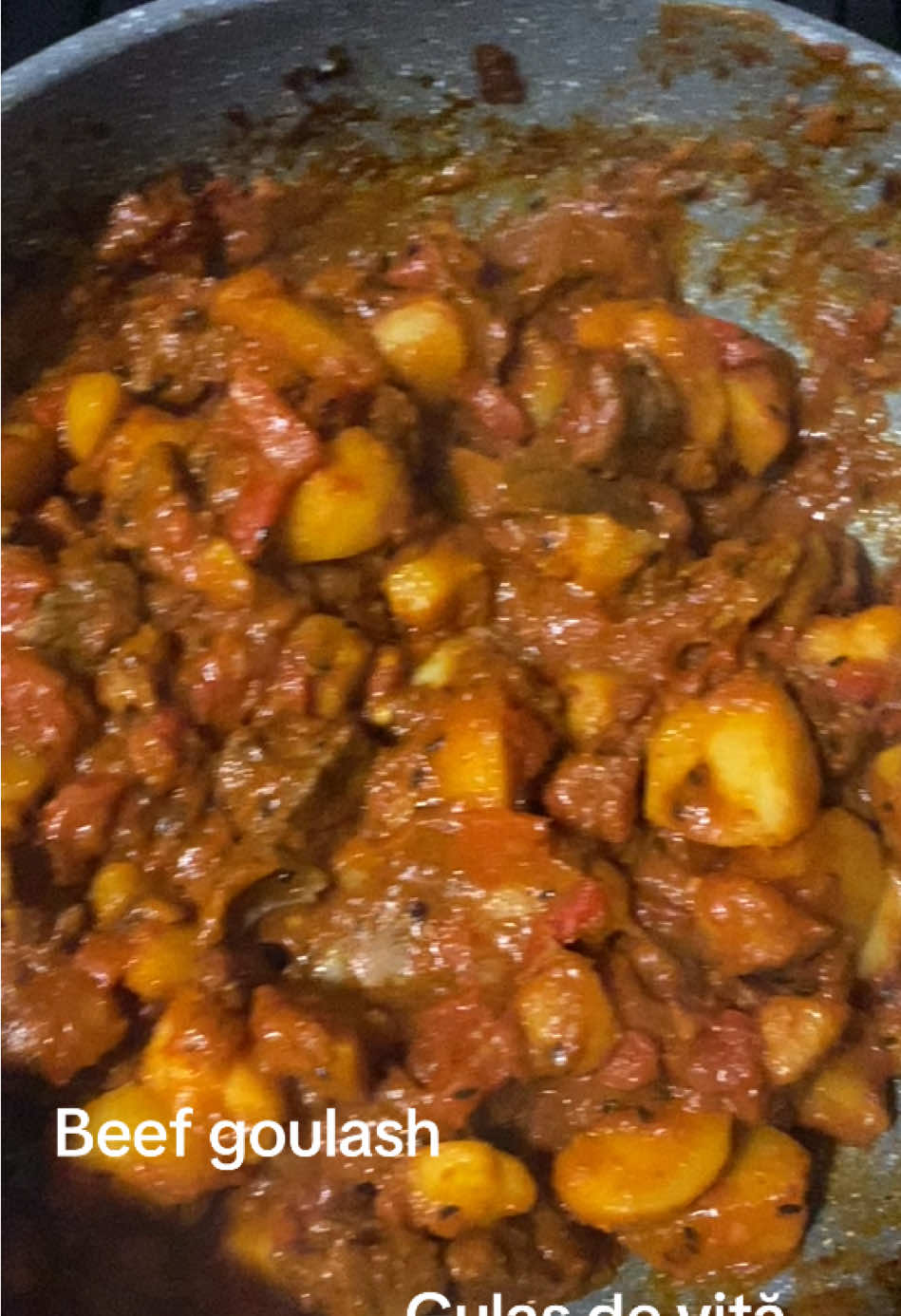 Ingrediente: 500g carne de vita, 3 ardei rosii mari, 2 cepe, 1 lingura pasta de ardei iute, chimen, paprika, sare, piper, 4 cartofi medii, 1 bol cu apa.  Preparare: pune la prajit chimenul si ceapa. Adauga 1 lingura paprika si amesteca bine. Pune ardeii la calit si asteapta 3-4 min apoi adauga carnea de vita impreuna cu o lingura de pasta de ardei iute. Condimenteaza cu sare si piper. Dupa ce carnea s-a prajit 2-3 minute adauga apa si cartofii. Lasa totul sa fiarba 20-30 min pana cand se formeaza un sos. Pofta buna! #FoodLover #retete #pentrutine #romania #fyp 