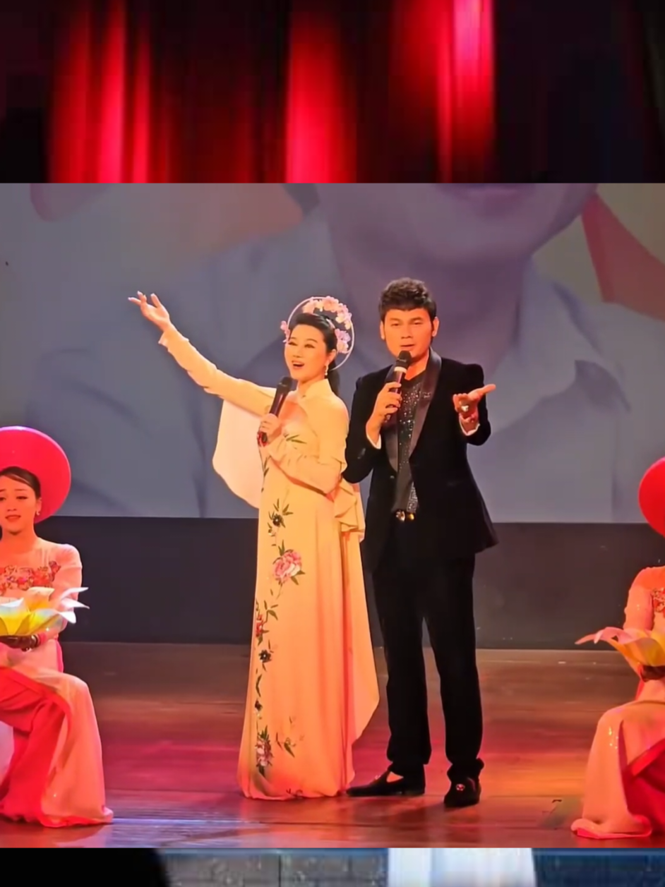 Ở nơi này một vương quốc đã đi qua Bà Chúa Ông Hoàng từ lâu an giấc... P/s: Một vài đoạn cắt chị Trân hát trong tân cổ 