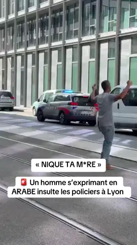 « NIQUE TA me*e » 🚨 Un homme s’exprimant en ARABE insulte les policiers à Lyon.  