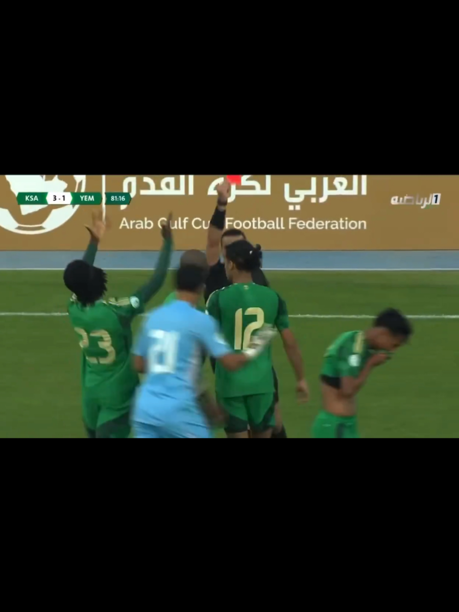 طرد اللاعب السعودي في مباراة اليمن والسعودية #الشعب_السعودي_اعظم_شعب #اليمن  الوضع مزح فقط 