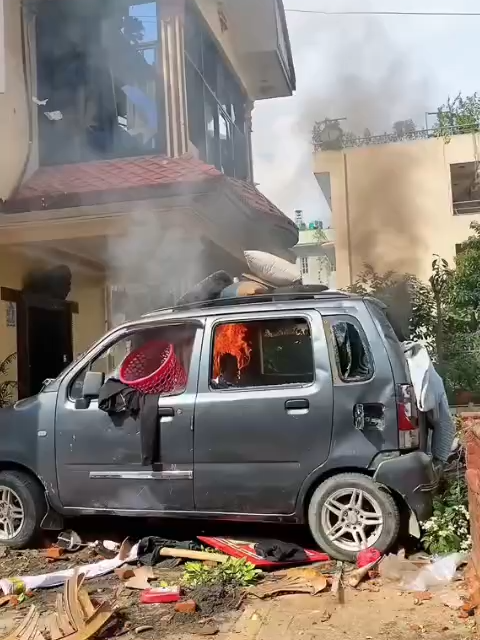 ‼️ La esposa del ex primer ministro de Nepal, Rajyalaxmi Chitrakar, murió tras quedar atrapada en el incendio provocado por manifestantes en su vivienda de Katmandú.  📌Fue llevada al Hospital de Quemados de Kirtipur, pero no logró sobrevivir. 👉 El hecho ocurrió en medio de las violentas protestas de la Generación Z contra la corrupción y la censura digital, que ya han dejado más de 20 muertos, cientos de heridos y la renuncia del primer ministro K.P. Sharma Oli.  📍En redes, el descontento se refleja con el hashtag #NepoKid, en rechazo a los privilegios de los hijos de políticos. #Nepal #Protestas #ViolenciaPolítica #RajyalaxmiChitrakar #CrisisNepal #NepoKid
