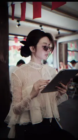 Bởi vì em từng dầm mưa, cho nên mới luôn muốn cầm ô cho người khác…. #linhchidaoo  