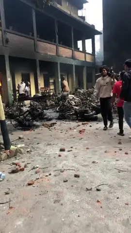 massa pendemo di nepal menduduki kantor kepolisian dan mengambil beberapa senjata milik kepolisian. #nepal #demonepal #demo #demonstrasinepal #videoviral #viral #viralvideo #viralvideos