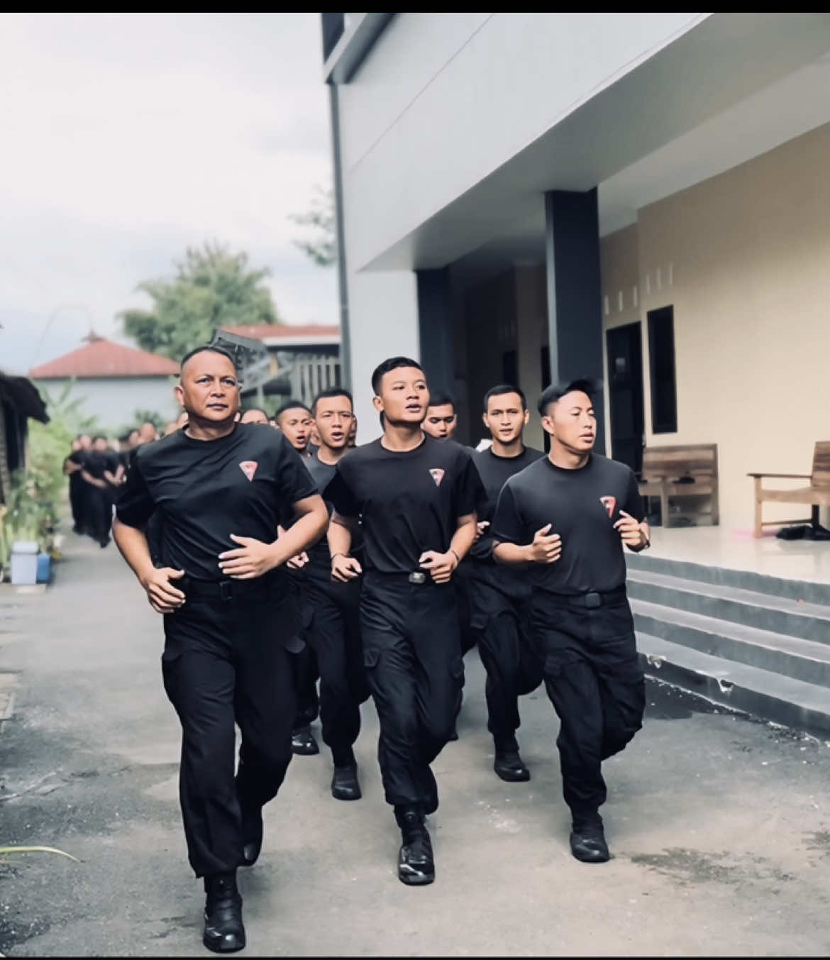 Tetap jaga kebugaran 🏃🏽 #brimob #brimobjateng #brimobuntuknusadanbangsa #lari #brimob_id 