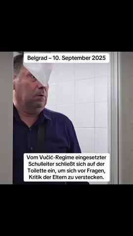 #Serbien Seit dem 01. September (dem ersten Schultag) findet an dieser Grundschule in Mirijevo (Belgrad) kein Unterricht statt, weil ein nicht Regime-treuer Schulleiter abgesetzt wurde. Der neue Schulleiter (SNS-Funktionär, Vučićs Partei), der vom Bildungsminister bestimmt wurde und heute erschien, schloss sich in der Frauentoilette ein, um sich vor den Eltern zu verstecken, die ihn mit Fragen konfrontieren wollten. Am Ende rief er die Polizei, die ihn aus der Schule begleiten musste. Die Eltern fordern, dass der alte, abgesetzte (nicht Regime-treue) Schulleiter zurückkehrt und der neue (der für seine SNS-Auftritte bei Eltern und Schüler*innen bekannt ist) nicht mehr erscheint. Solange werden sie ihre Kinder nicht zur Schule schicken. Wer den Weg der Repressionen wählt, muss sie stets erhöhen, was den Widerstand erhöht und auch immer mehr Ressourcen erfordert. Zumal der Widerstand qualitativ anders motiviert ist, weil man für seine Familie, Freiheit kämpft und nicht fremdbestimmten Anweisungen einer konstruierten Logik folgt. #DemokratieVereint