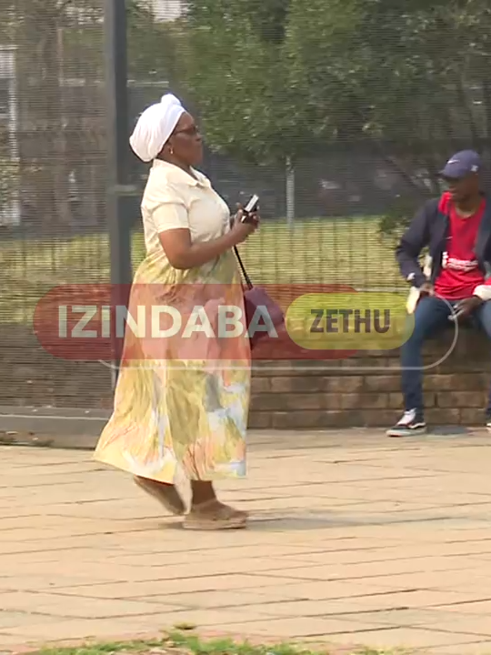 Ukhala ngokubambezeleka kokufihla umndeni osekuphele iminyaka emine ungakwazi ukungcwaba indodana yawo. Isidumbu sikaMmeli Ngcobo owayeminyaka engu 16 satholakala silahliwe esigangeni eCarto Ridge ngaseThekwini ngo 2021, kodwa kuze kube manje akakaze angcwatshwe ngenxa yokuhlehliswa kwecala enkantolo. #izindabaku163 #NewsOnWethu