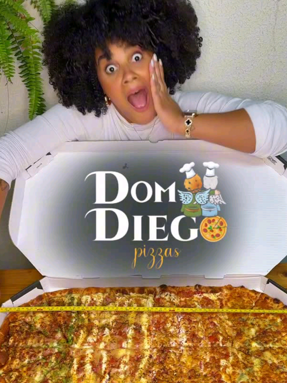 Você já viu uma pizza que parece um verdadeiro trem do sabor? Na @Dom Diego Pizzas Curitiba tem a famosa Pizza Trem: são 70cm de pura gostosura, 24 fatias generosas, até 4 sabores diferentes e ainda dá pra colocar borda recheada! Sucesso desde 2020, essa pizza já conquistou Curitiba e continua sendo a queridinha das famílias e dos amigos que querem compartilhar bons momentos. Peça agora pelo delivery ou retire direto na Dom Diego e viva essa experiência! #DomDiegoPizzas #PizzaGigante #PizzaCuritiba #Curitiba #Pizza