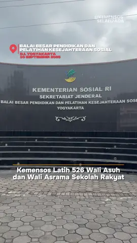Menteri Sosial Saifullah Yusuf (Gus Ipul) membuka pelatihan pengasuhan bagi Wali Asuh dan pengelolaan asrama bagi Wali Asrama Sekolah Rakyat Tahun 2025 di Balai Besar Pendidikan dan Pelatihan Kesejahteraan Sosial (BBPPKS) Yogyakarta (10/9). Pembekalan ini menjadi langkah penting memperkuat peran strategis Wali Asuh dan Wali Asrama dalam mendampingi siswa, tak hanya di pendidikan formal tetapi juga kehidupan berasrama dengan penuh empati, kesabaran, dan komitmen. Simak momen selengkapnya dalam video berikut! #SetahunBerdampak