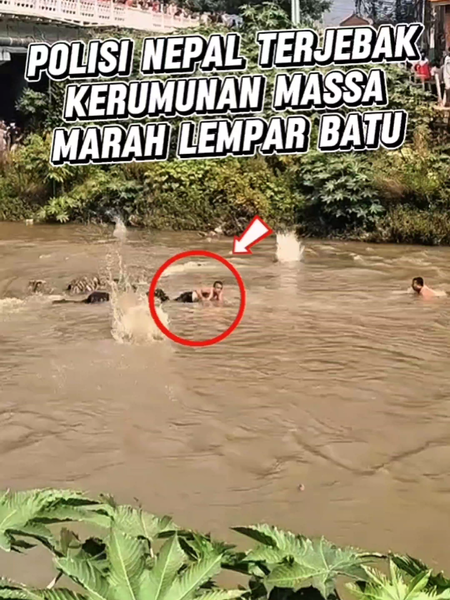 Polisi Nepal Terjebak Di Kerumunan Massa Yang Marah Sampai Lempar Batu 🥹 आक्रोशित भीडमा नेपाल प्रहरी फसेको 🥹 छ ।  Sumber: ajaysarbariya594 - Instagram #nepal #genz #nepalitiktok #nepali #demonstration 