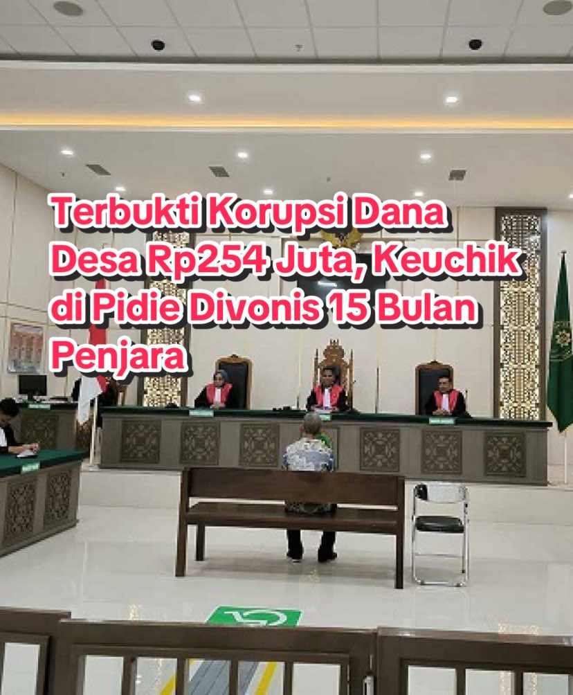 Banda Aceh – Pengadilan Tindak Pidana Korupsi (Tipikor) pada Pengadilan Negeri Banda Aceh menjatuhkan vonis 15 tahun penjara terhadap M Yusuf, Keuchik Gampong Peureulak Busu, Kecamatan Mutiara Barat, Kabupaten Pidie, dalam kasus korupsi dana desa.
 Dalam sidang yang digelar di Banda Aceh, Rabu (10/09/2025), Ketua Majelis Hakim Fauzi bersama hakim anggota Ani Hartati dan Harmi Jaya menyatakan terdakwa terbukti bersalah melakukan tindak pidana korupsi sebagaimana dakwaan Jaksa Penuntut Umum (JPU).
 Amar putusan menyebutkan terdakwa dihukum 15 bulan penjara serta denda Rp 50 juta subsidair satu bulan kurungan. Majelis hakim juga menjatuhkan pidana tambahan berupa uang pengganti sebesar Rp123 juta. Jika dalam waktu satu bulan uang pengganti tidak dibayar, maka harta benda terdakwa akan disita. Apabila tidak mencukupi, maka diganti dengan pidana penjara selama lima bulan.
 Tuntutan Jaksa Lebih Berat
 Sebelumnya, JPU Cabang Kejaksaan Negeri Pidie di Kotabakti, Sara Yulis, menuntut terdakwa dengan pidana 1 tahun 9 bulan penjara, denda Rp50 juta subsidair dua bulan kurungan, serta uang pengganti Rp123,7 juta subsidair sembilan bulan penjara.
 Jaksa menyatakan terdakwa melanggar Pasal 3 jo Pasal 18 UU RI No. 31 Tahun 1999 tentang Pemberantasan Tindak Pidana Korupsi sebagaimana diubah dengan UU No. 20 Tahun 2001.
 Dana Desa Tidak Sesuai Mekanisme
 Dalam persidangan terungkap, Gampong Peureulak Busu menerima dana desa sebesar Rp818,66 juta pada 2019 dan Rp928,78 juta pada 2020. Dana itu digunakan untuk pembangunan rumah, tempat wudu, hingga balai keagamaan.
 Namun, pencairan dana dilakukan tidak sesuai mekanisme peraturan yang berlaku, termasuk tanpa dokumen resmi permintaan pembayaran. Berdasarkan audit Inspektorat Kabupaten Pidie, kerugian negara akibat penyimpangan tersebut mencapai Rp254,3 juta, dengan Rp130,6 juta telah dititipkan ke penyidik.
 Terdakwa hadir di persidangan didampingi penasihat hukum. Usai putusan dibacakan, majelis hakim memberikan kesempatan bagi terdakwa maupun jaksa untuk menentukan sikap terkait upaya hukum selanjutnya.maka keduanya saling menerima atas putusan Majelis Hakim pada sidang tingkat pertama.
 #aceh #korupsi #danadesa #hukum #fypage 