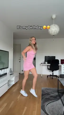 Birthday girl with a birthday dance 💃🏼 🎁 #shufflegirl #shuffledance #shuffledancer #dancersoftiktok #dancer 