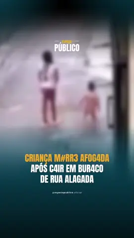 Imagens que circulam nas redes sociais mostram uma criança morr3ndo afogad4 após cair em um buraco cheio de água enquanto brincava na rua, em Babatan Wiyung, distrito de Wiyung, em Surabaya, Indonésia. O acident3 ocorreu próximo à casa da vítim4. O caso gerou grande comoção. #Indonésia #Surabaya #Acidente #Criança #Tragédia